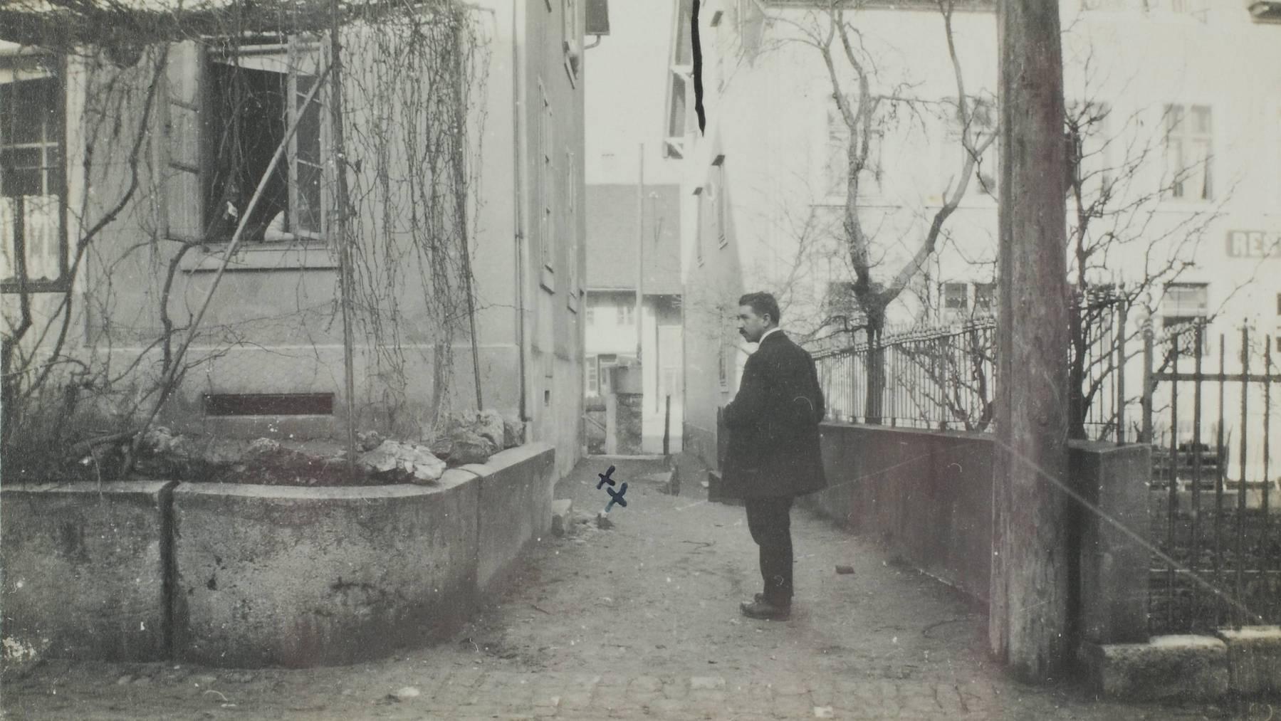 Fotografia storica di un uomo in una via cittadina.