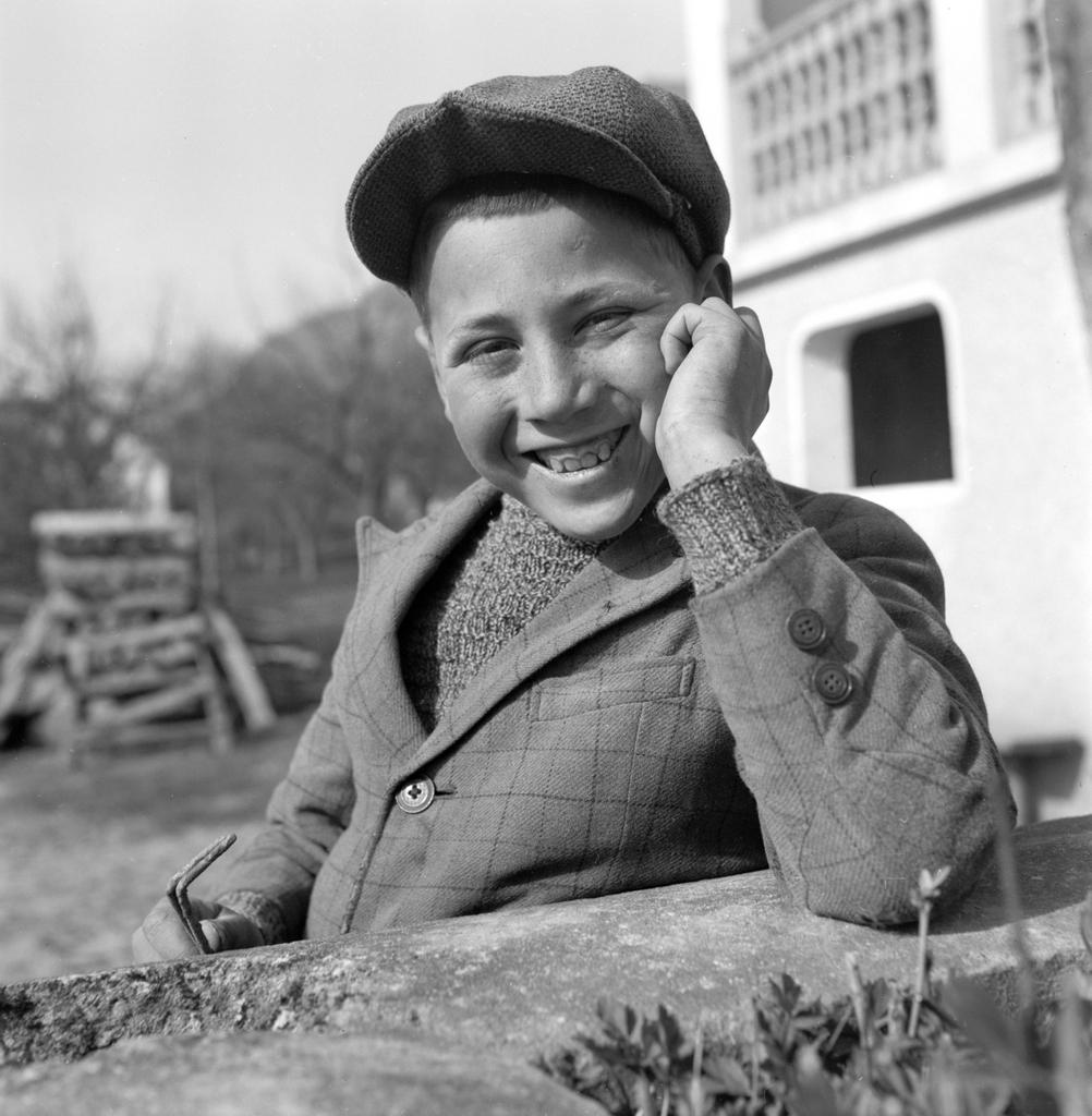 肩肘をついて微笑む男の子