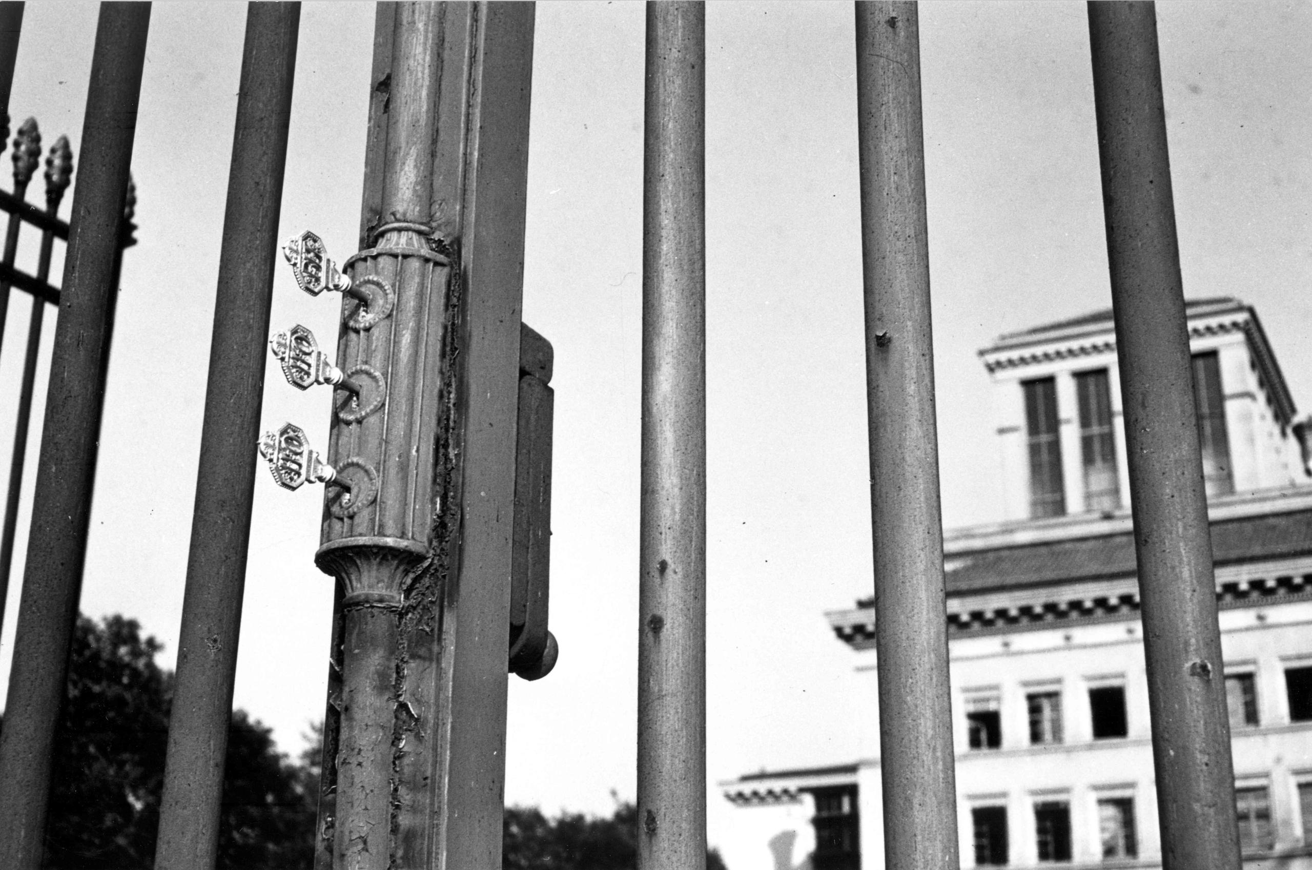 Gates of ILO building in 1926