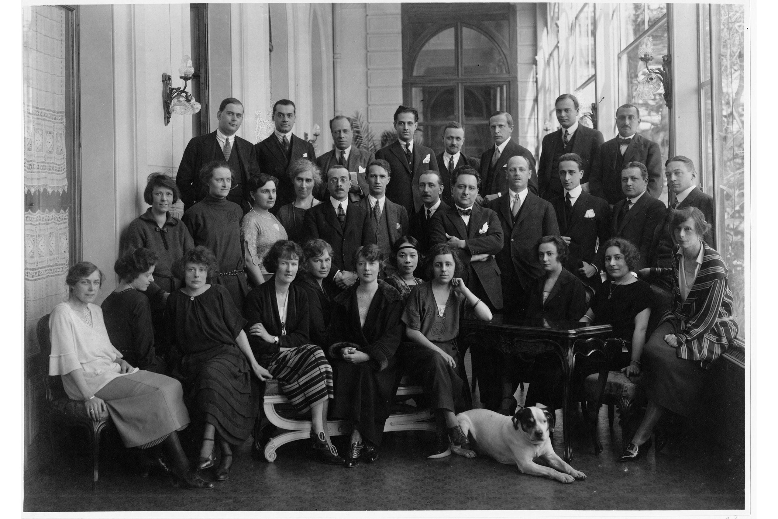 Personnel de la Division de l information de la Société des Nations. Il était composé de différentes nationalités.