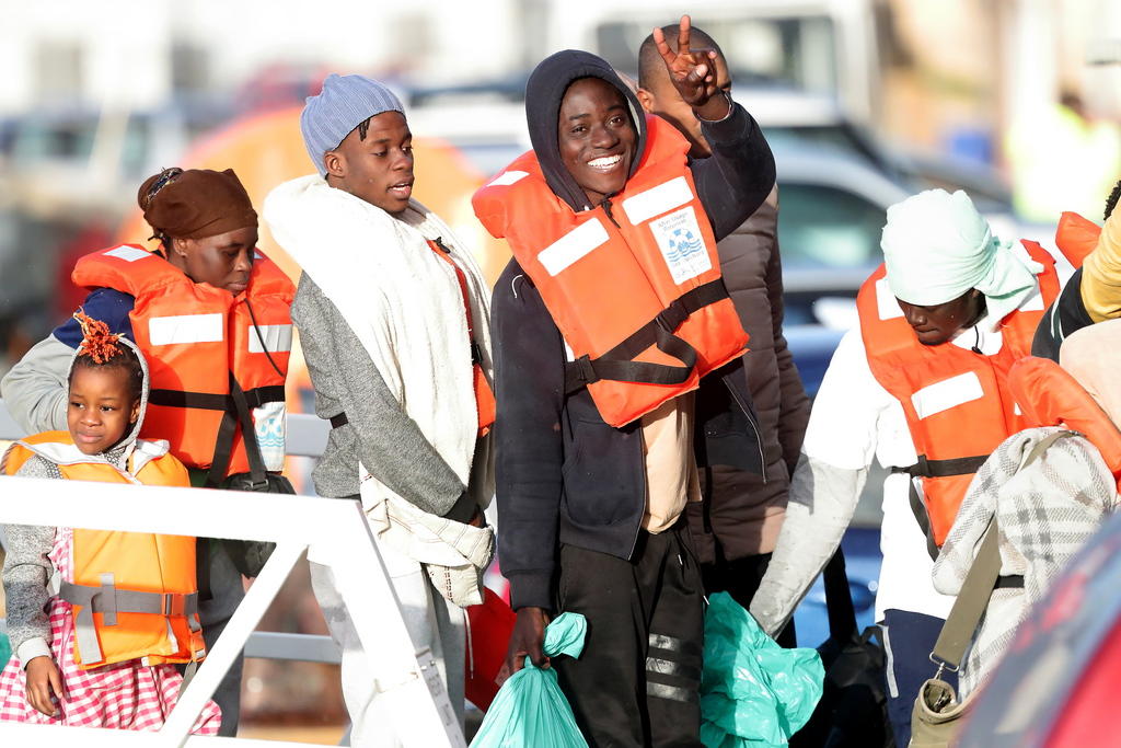 Ragazzi salutano mentre scendono dall imbarcazione sull isola di Malta.