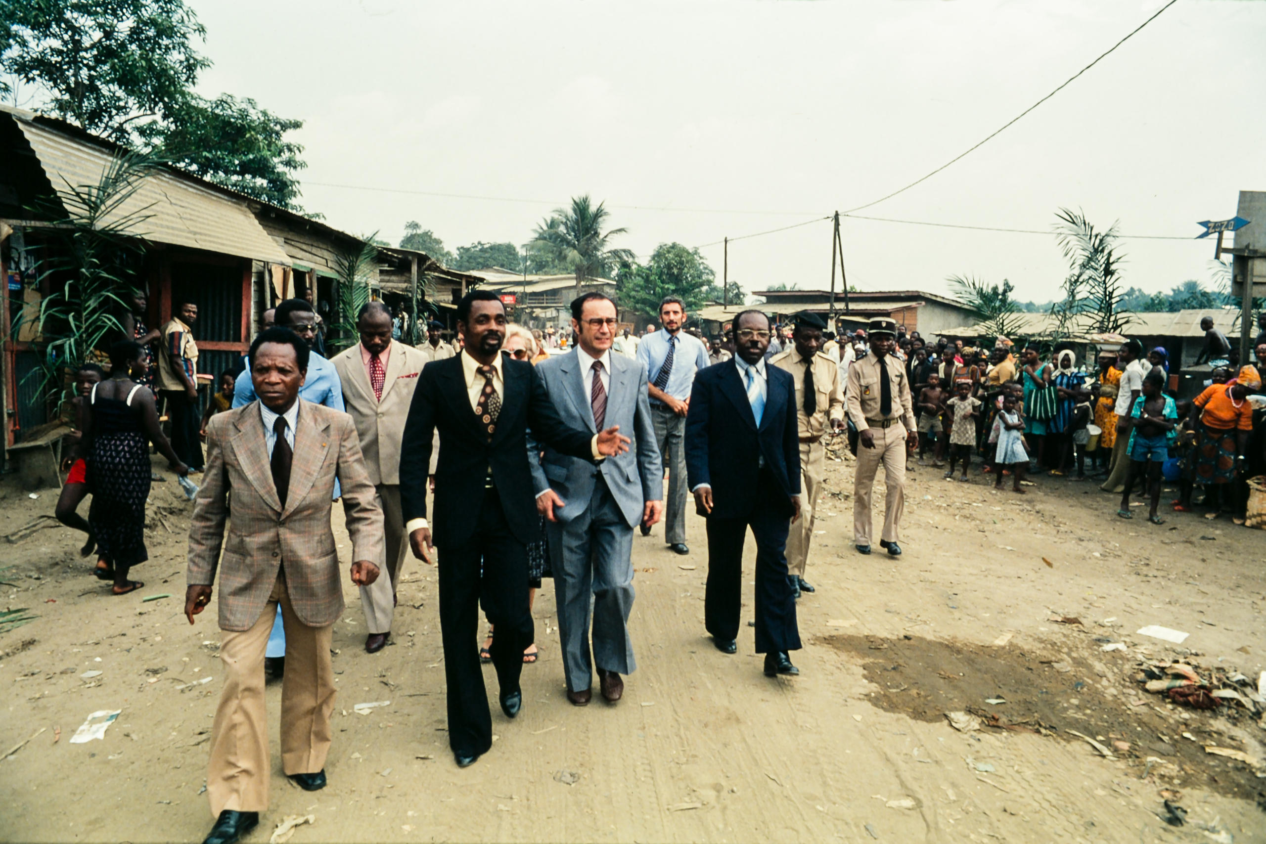 مجموعة من الرجال في شارع بمدينة افريقية