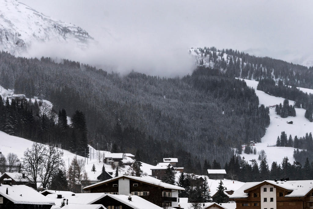 An avalanche is set off preventively above Wengen in the Bernese Oberland on January 14