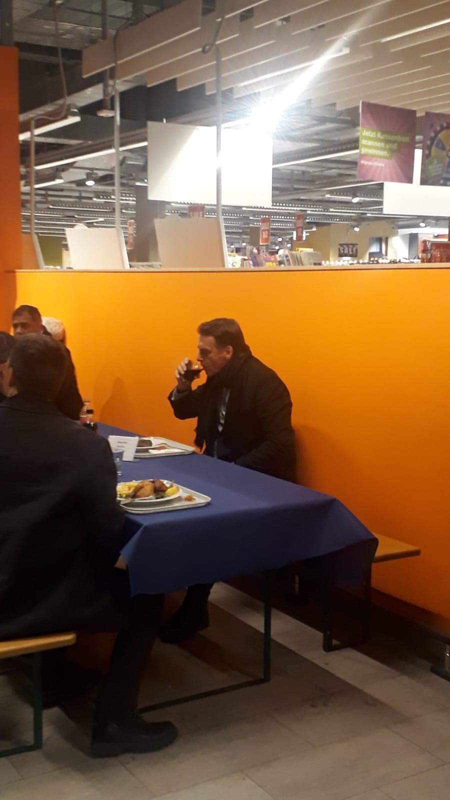 Bolsonaro almoçando sozinho no restaurante Migros