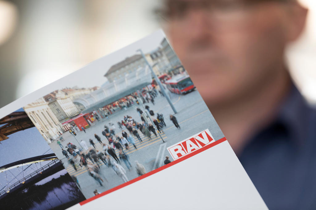 Uomo legge volantino di un Ufficio regionale di collocamento