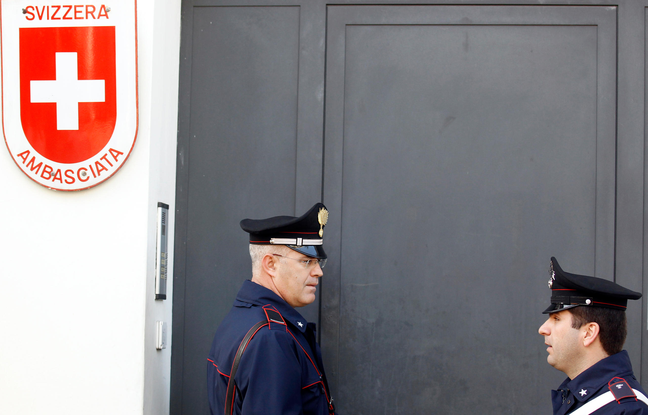 Dos policías italianos ante la Embajada de Suiza
