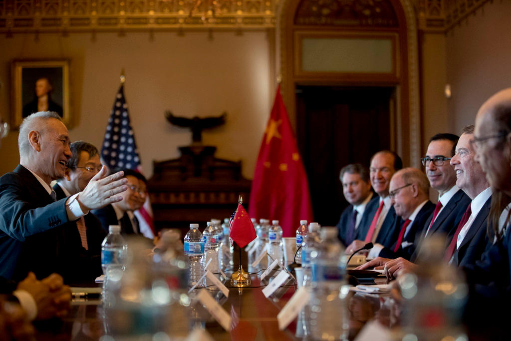 Le delegazioni di USA e Cina che discutono di dazi