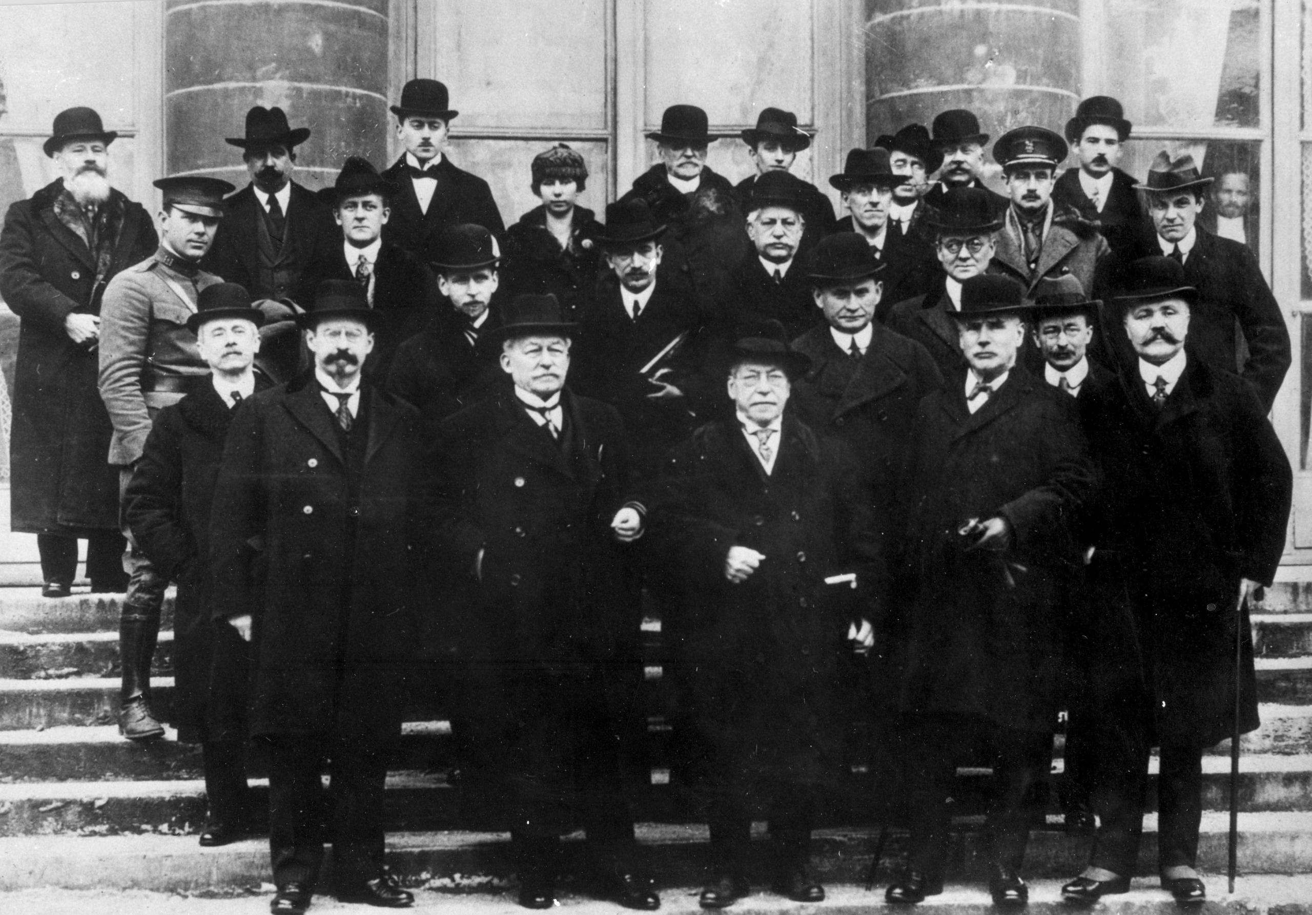 Imagen de 1919: un grupo de hombres colocados para la fotografía
