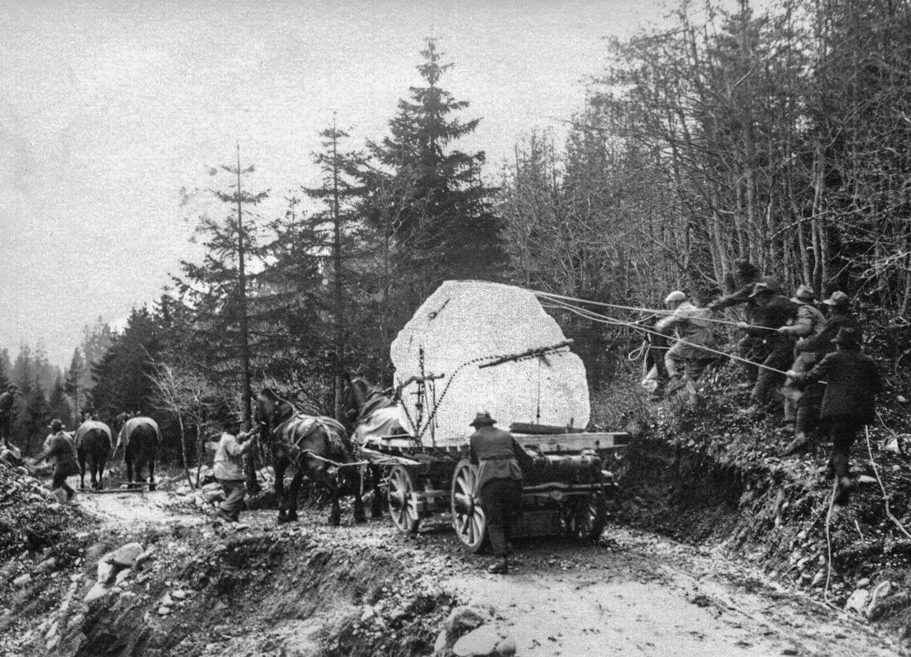 Una carreta transporta un bloque de hielo por un estrecho camino de montaña