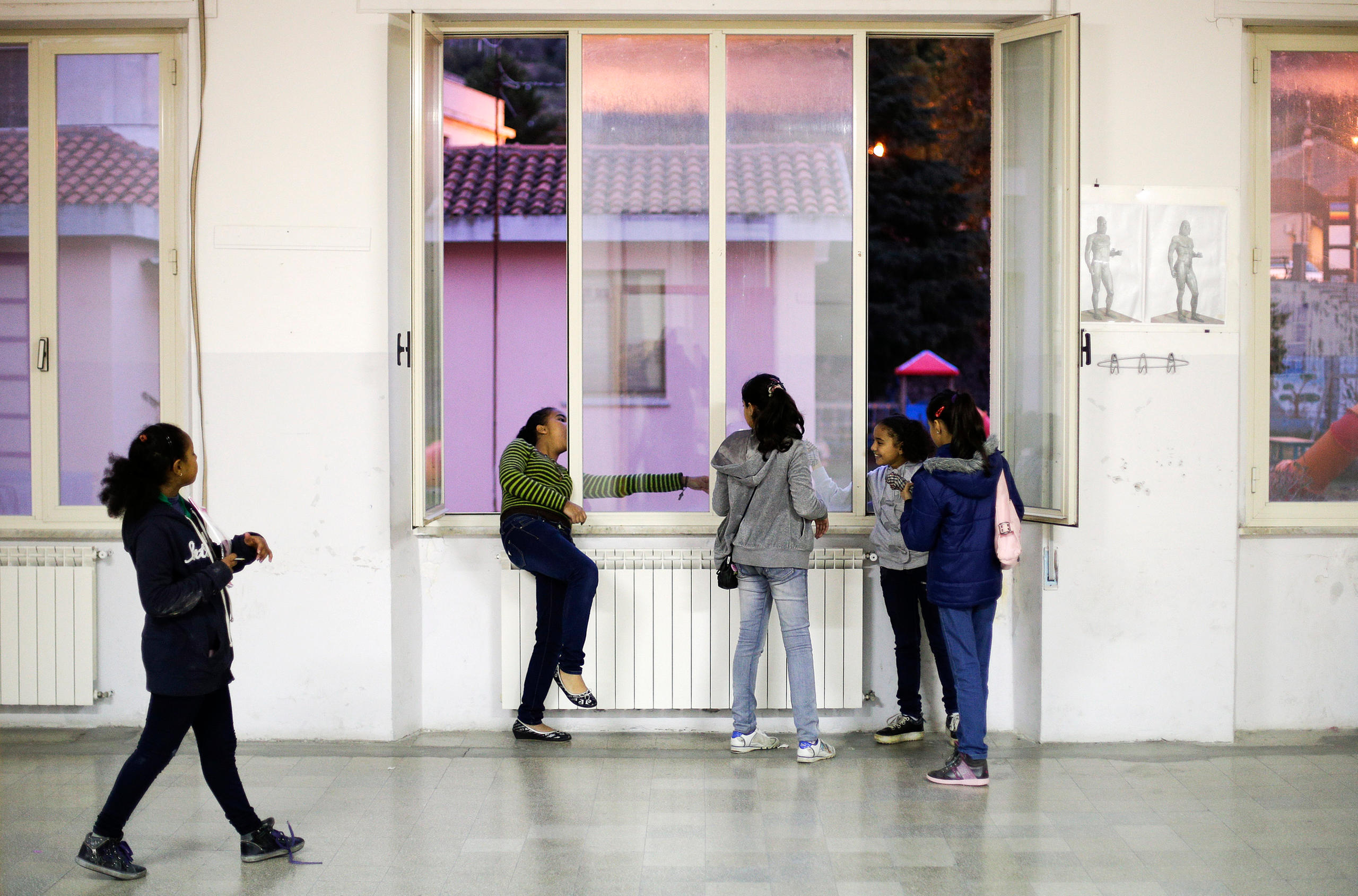 ragazzi in una scuola