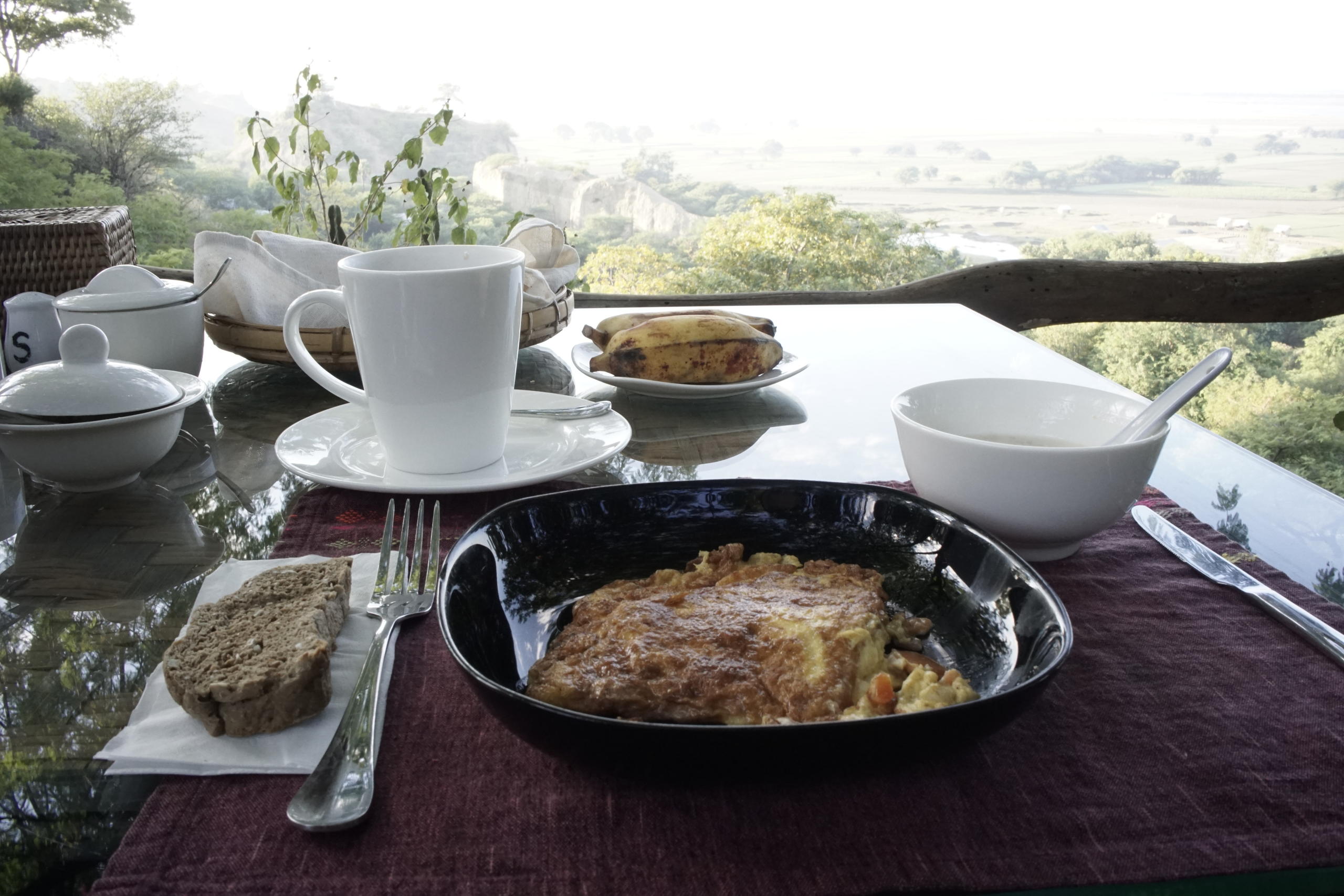 colazione servita su un tavolo