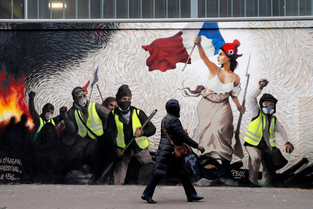 Un murale a Parigi che riprende il quadro di Delacroix con la Marianna che guida i gilet gialli