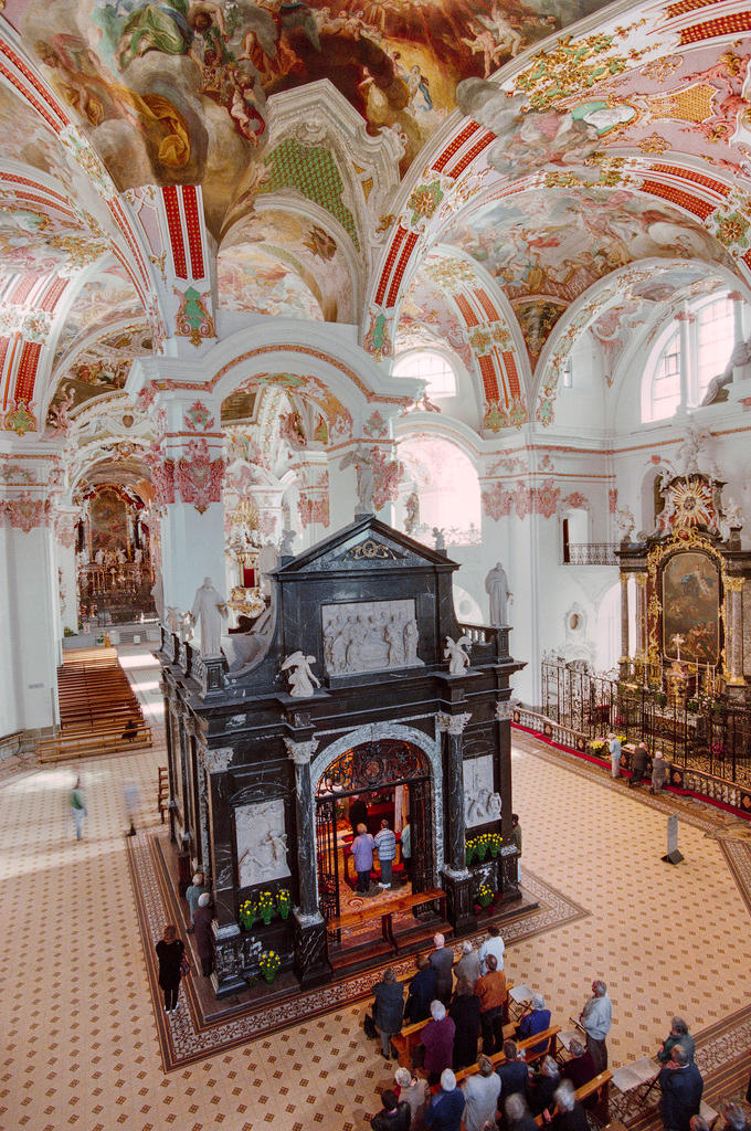 艾因西德倫修道院由數個建物組成，幾經增建與修建，大教堂外觀宏偉，內部富麗堂皇。