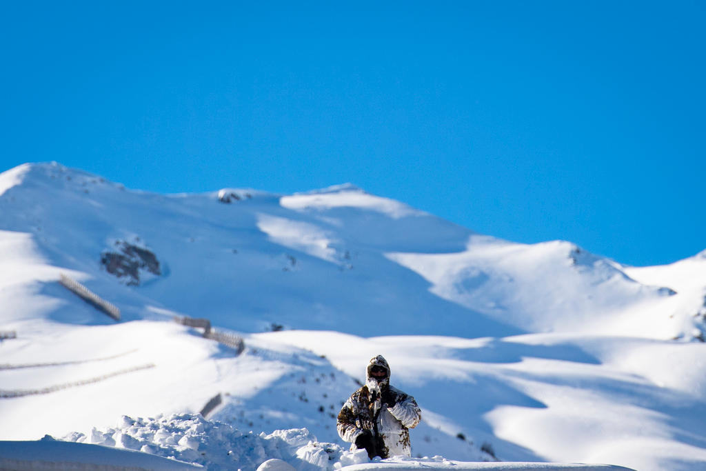 Un hombre avanza en medio de la nieve en paisaje alpino