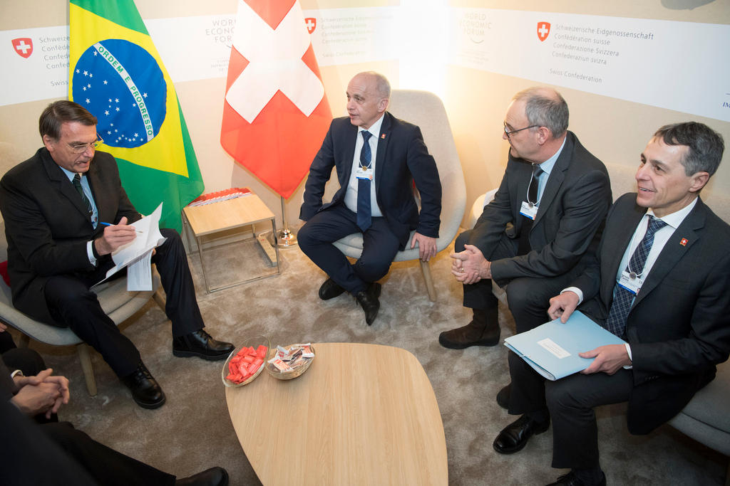 Quatro homens sentados em uma sala