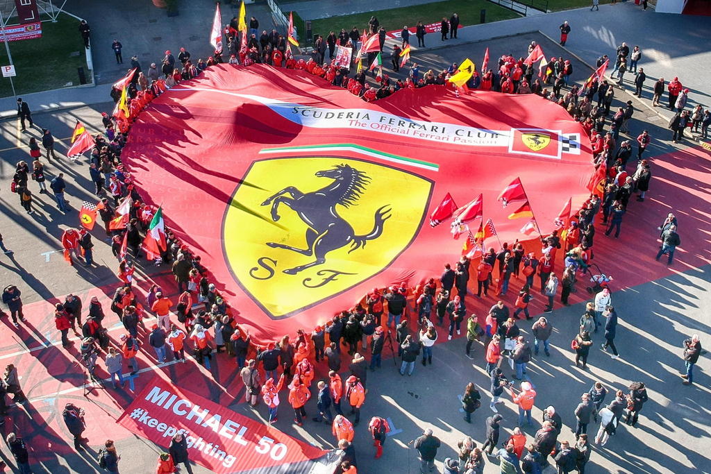 Un telo teso a forma di cuore con il cavallino della ferrari davanti al museo Ferrari a Maranello.