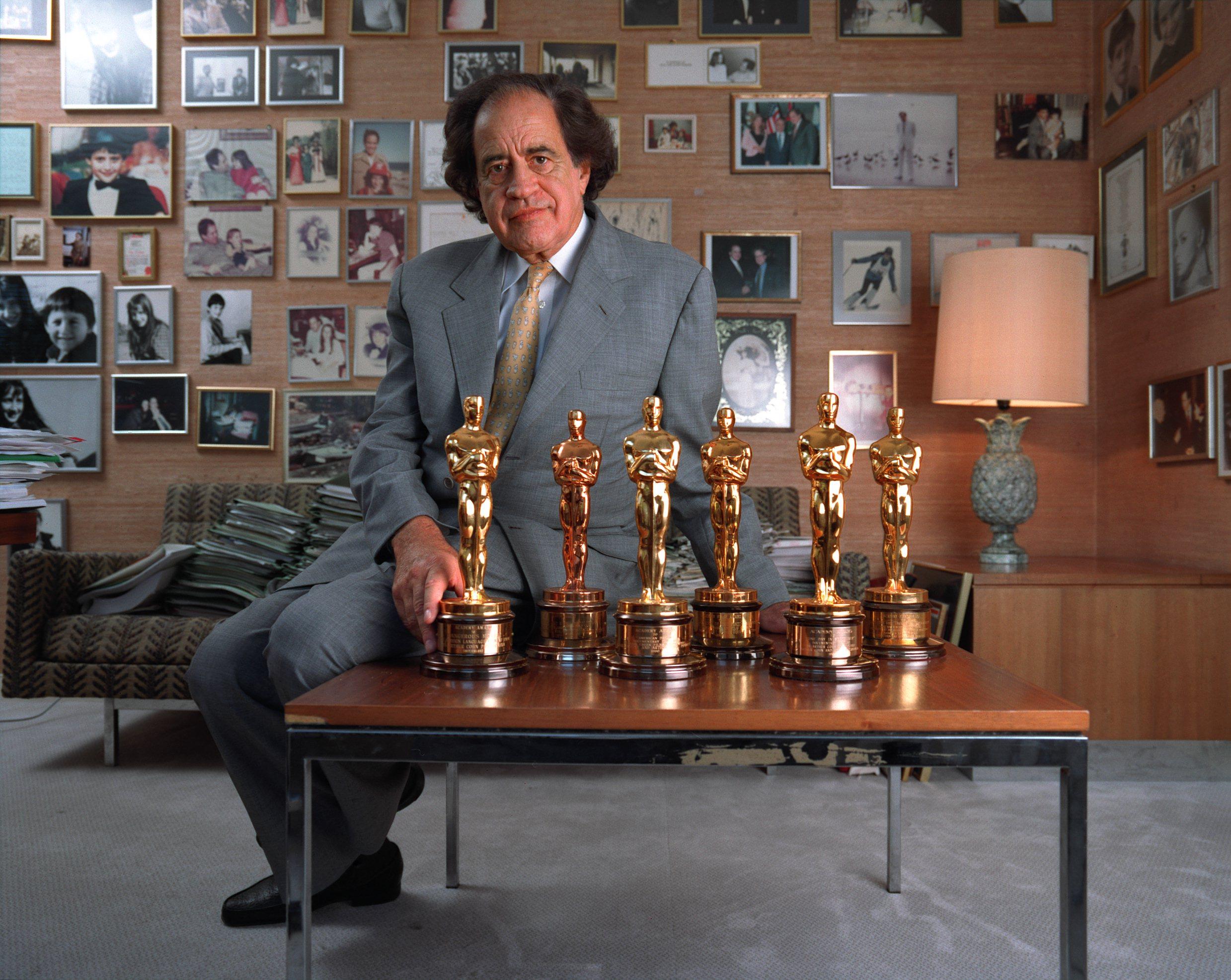 Arthur Cohn en una pieza con sus seis estatuillas del Óscar