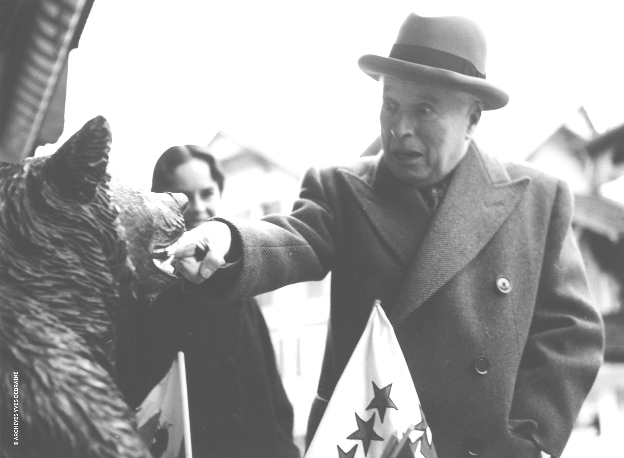 1952年，卓别林在格施塔德被伯尔尼熊“咬住”手指。