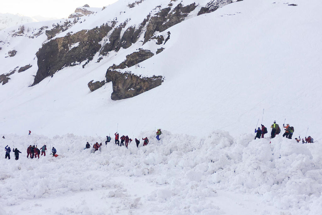 La pattuglia di soccorso mentre sta cercando eventuali dispersi sotto la valanga