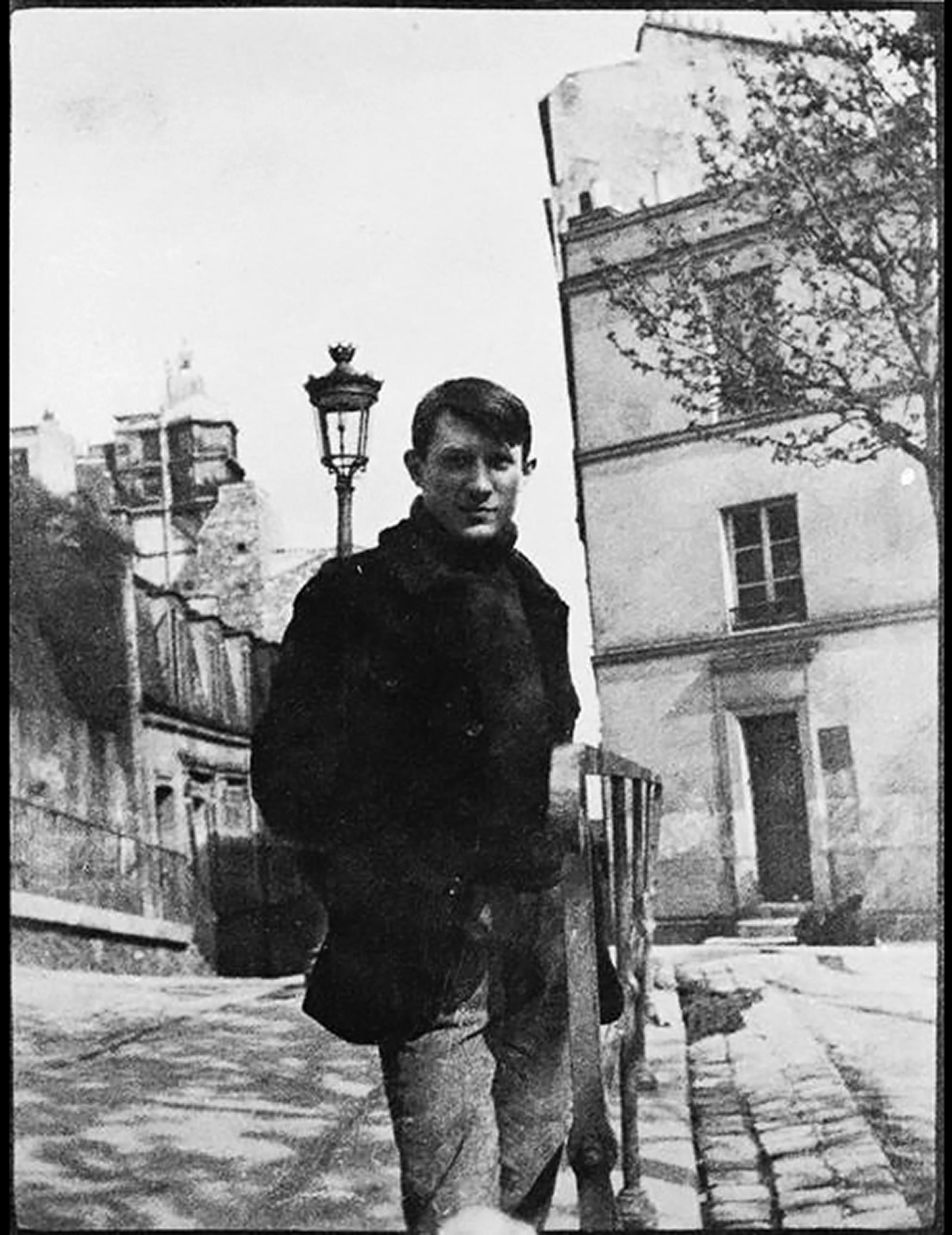 صورة لبابلو بيكاسو في ساحة رافيغنان، مونمارتر، باريس