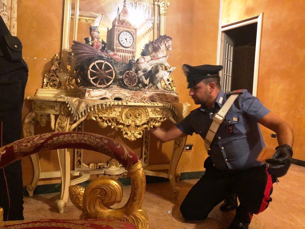 agente perquisice una casa