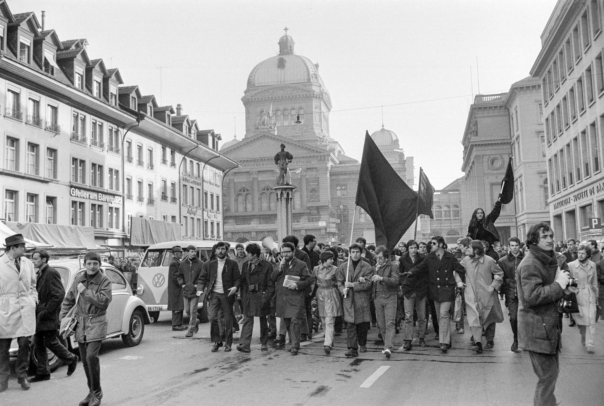 Demonstration mit Fahnen vor dem Bundeshaus, Schwarzweiss