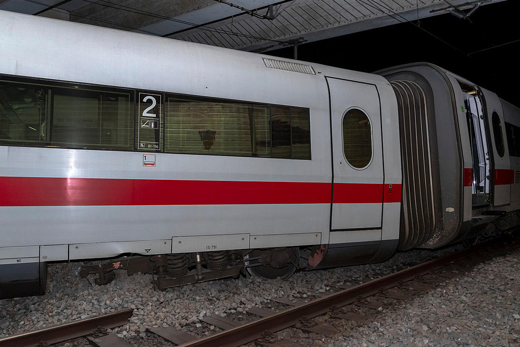 Un vagone del treno uscito dai binari