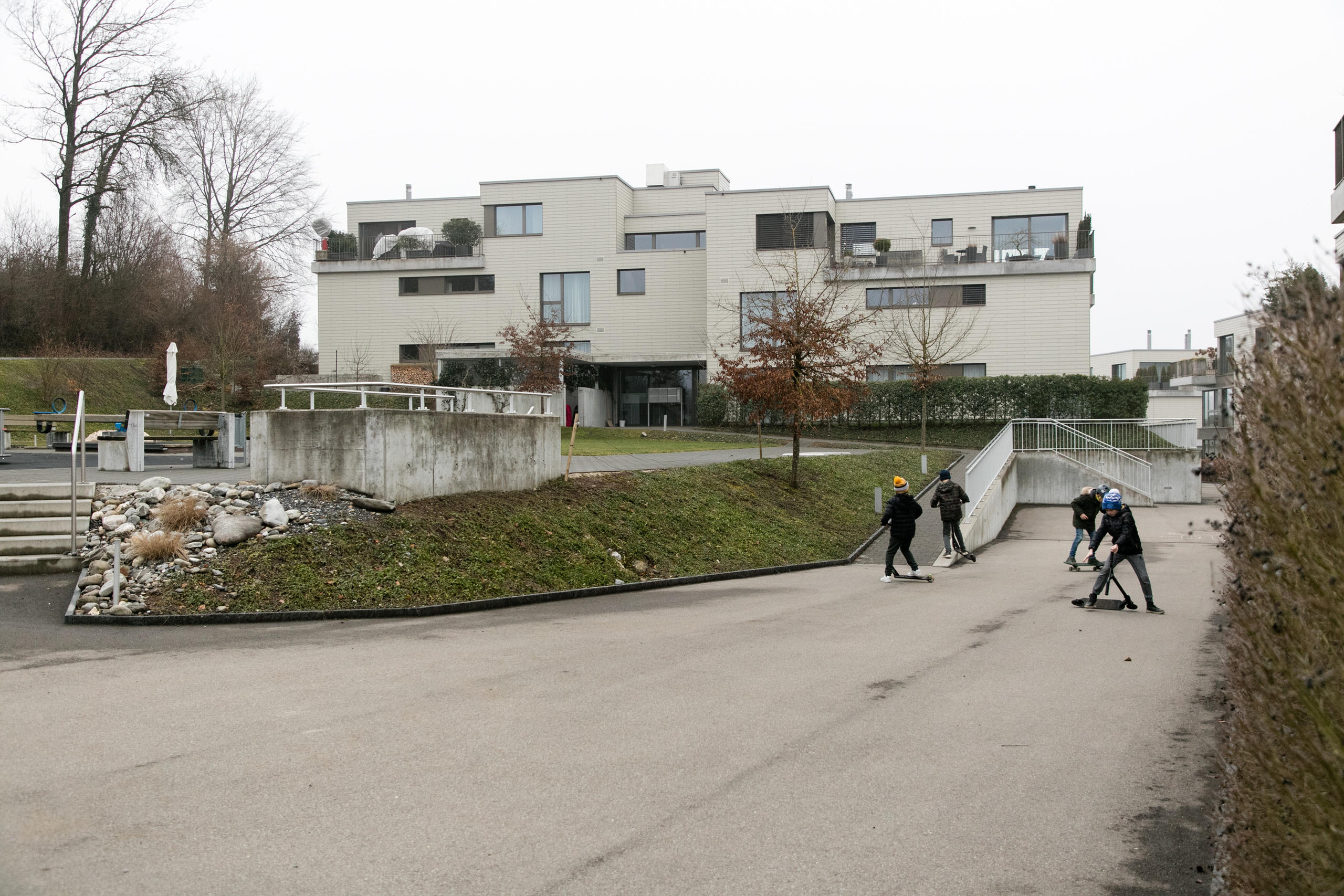 Mirko 和Erica住在蘇黎世城郊,這個居民區的房子獲得了節能建築認證。
