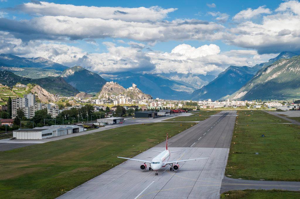 Flugzeug auf Piste eines Alpenflughafens