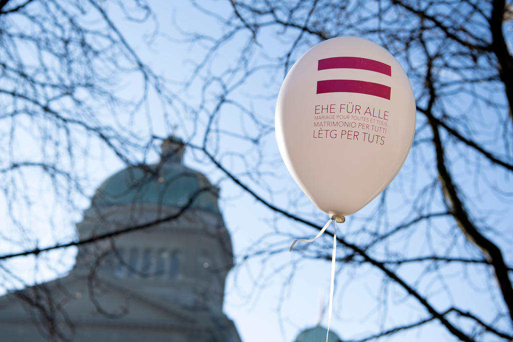 Palloncino con la scritta matrimonio per tutti davanti a Palazzo federale