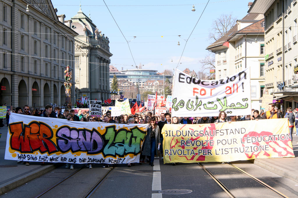 Des manifestants défilent à Berne