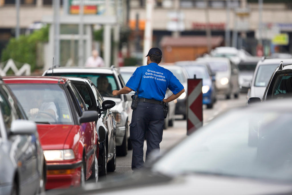 Un policía de fronteras controla a los automobilistas