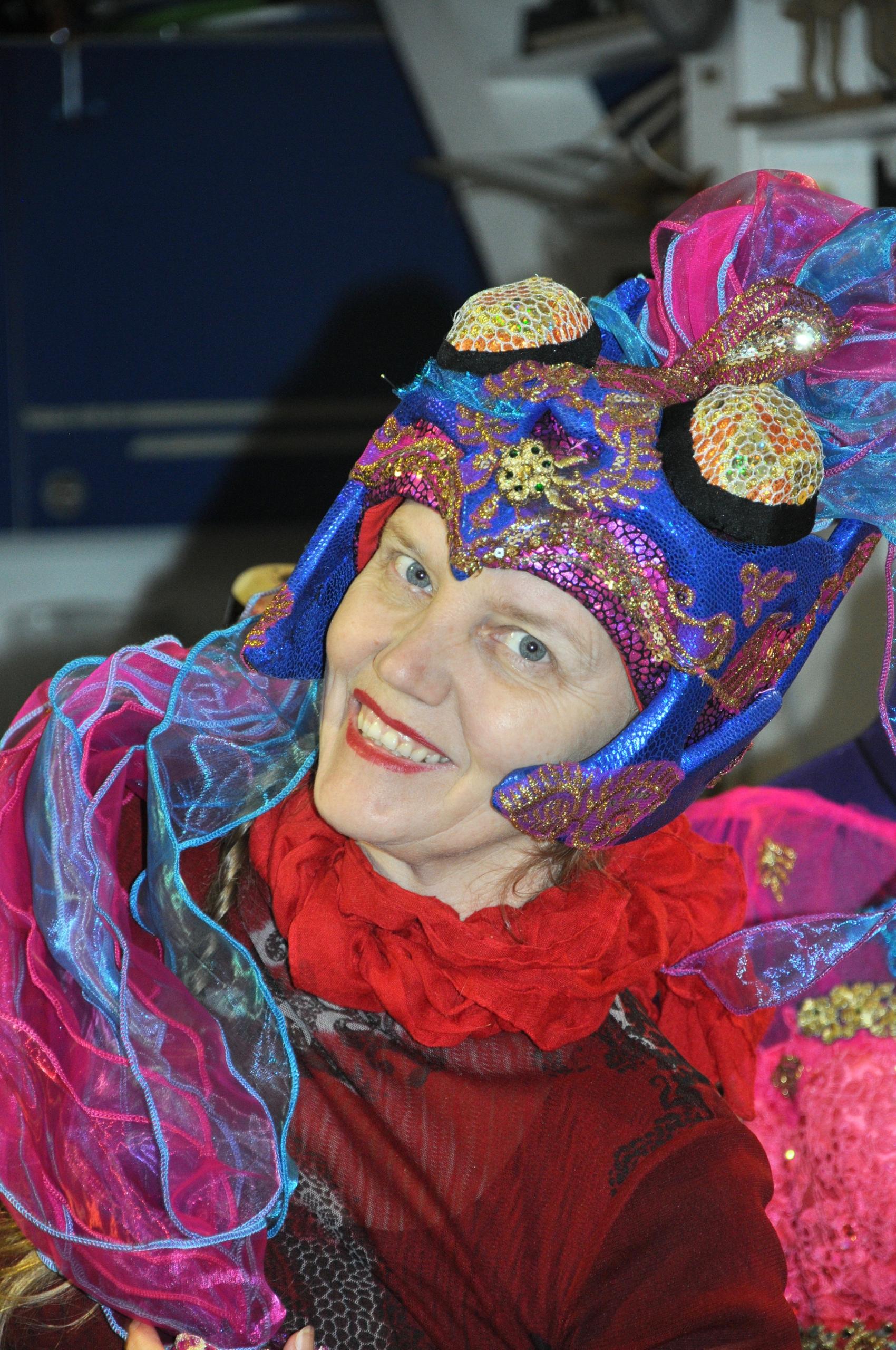 Janine Jaeggi im Kostüm (Porträtbild)