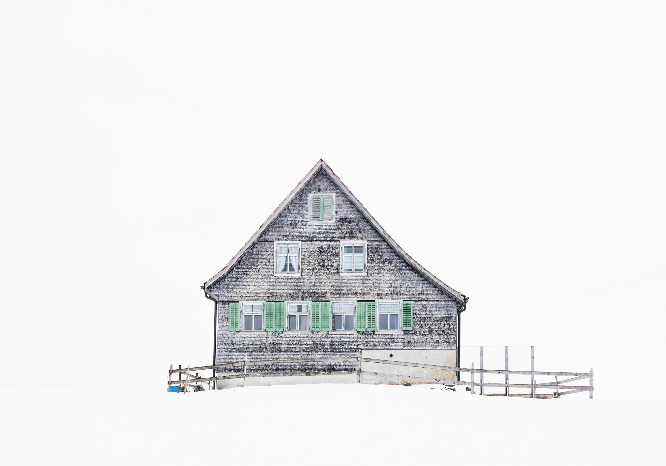 Chalet mit Gartenzaun