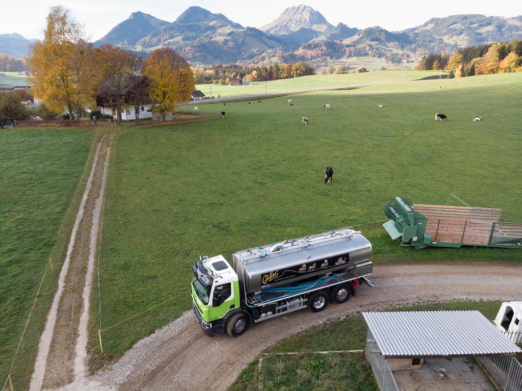 Camion de lait au milieu des champs