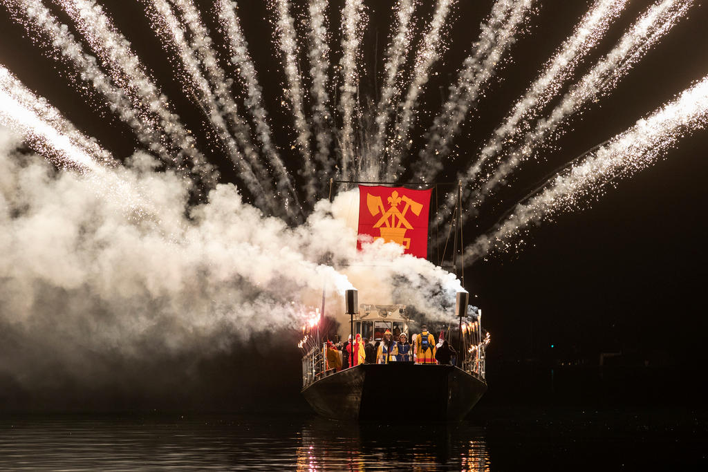 barco com fogos