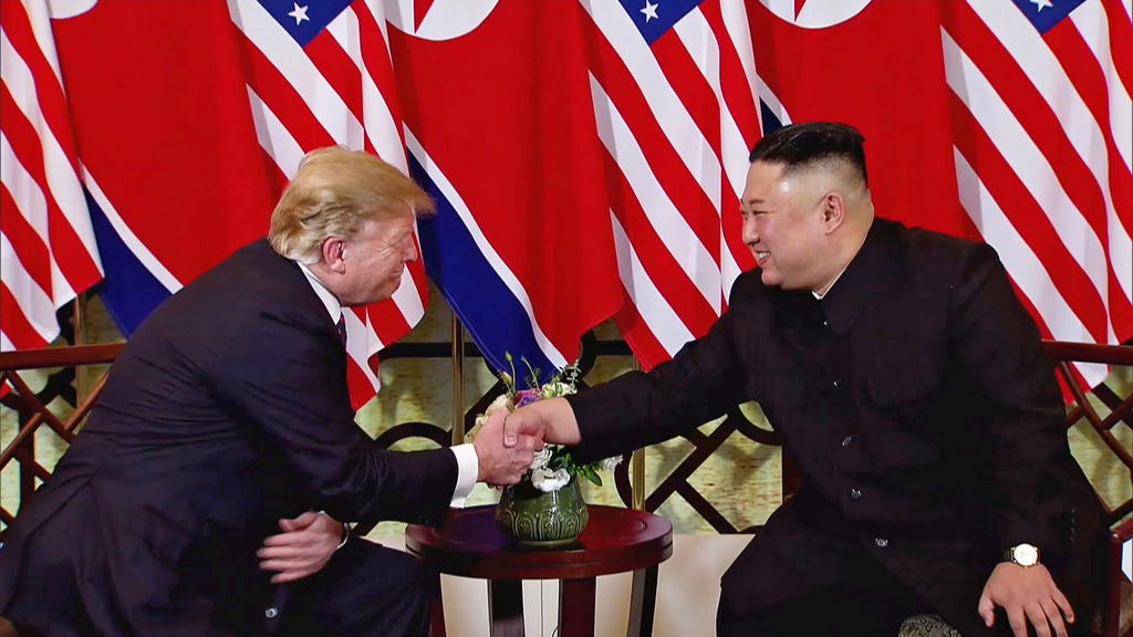 Stretta di mano ad Hanoi tra Donald Trump e Kim Jong-un