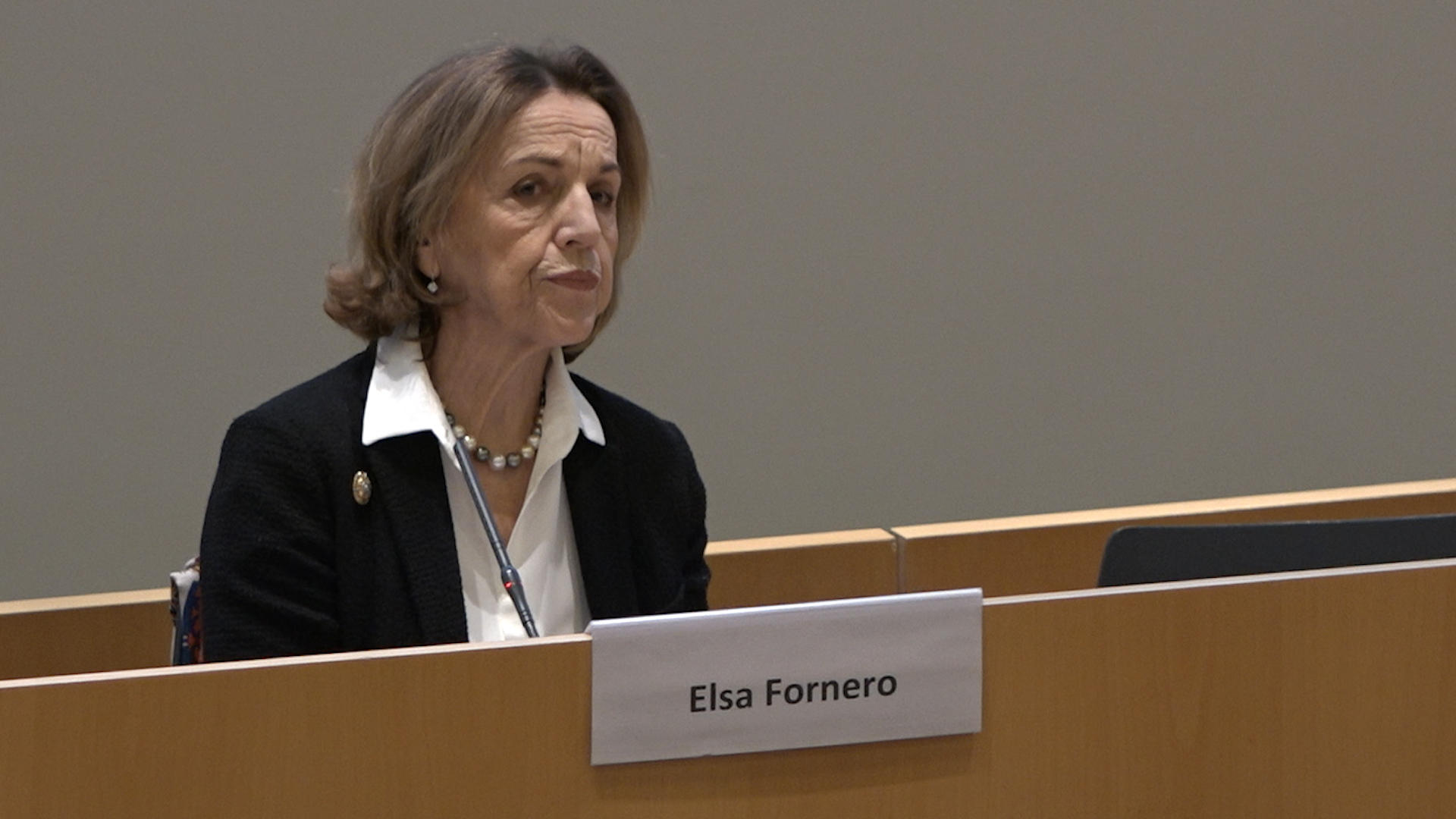 Elsa Fornero seduta nell auditorio dell USI di Lugano