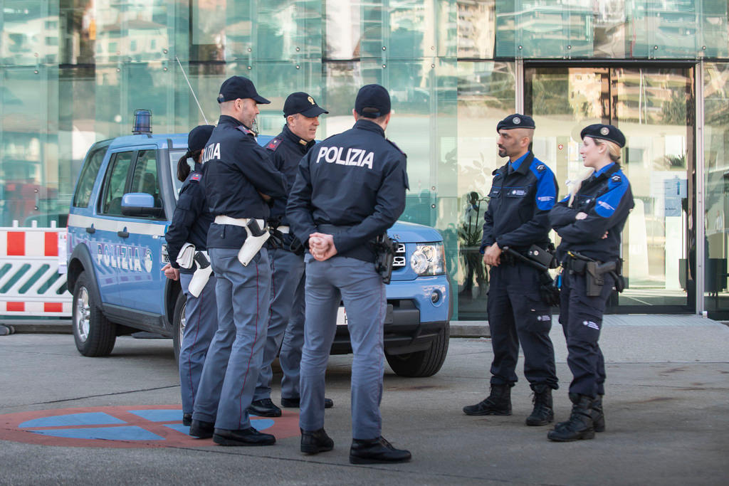 Italian policemen and two Swiss border guards