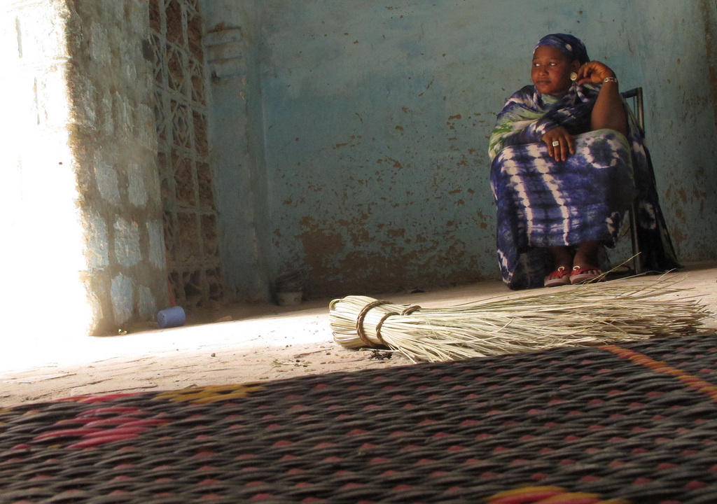 فتاة تجلس متكومة في زاوية داخل كوخ في مدينة تمبكتو في جمهورية مالي