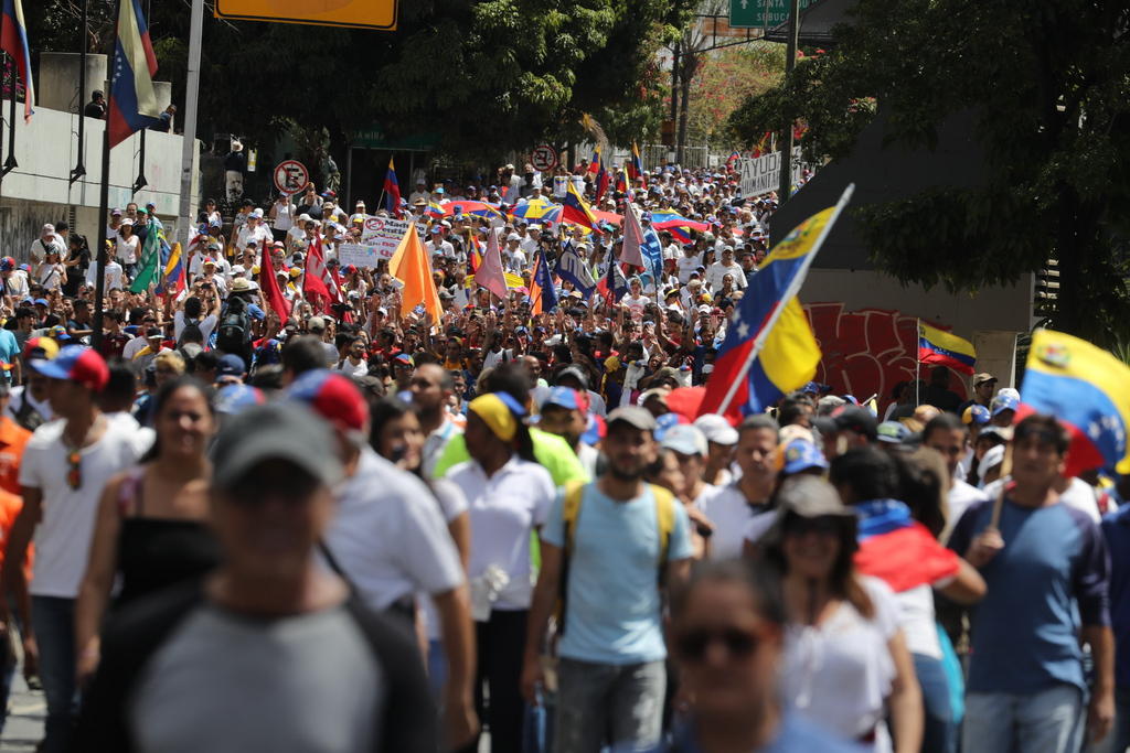 Migliaia di venezuelani in strada per manifestare a favore degli aiuti umanitari bloccati alle frontiere da Maduro.