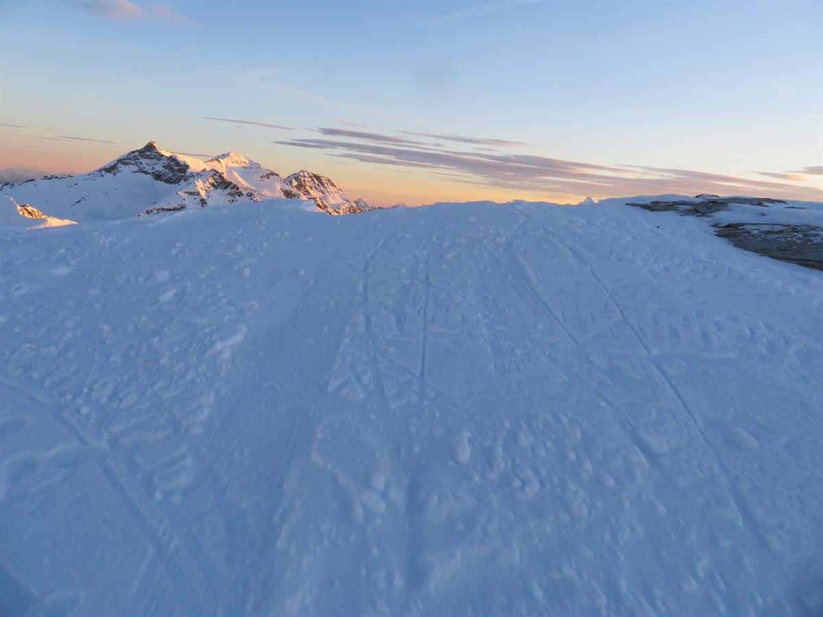 Orlo di un burrone innevato