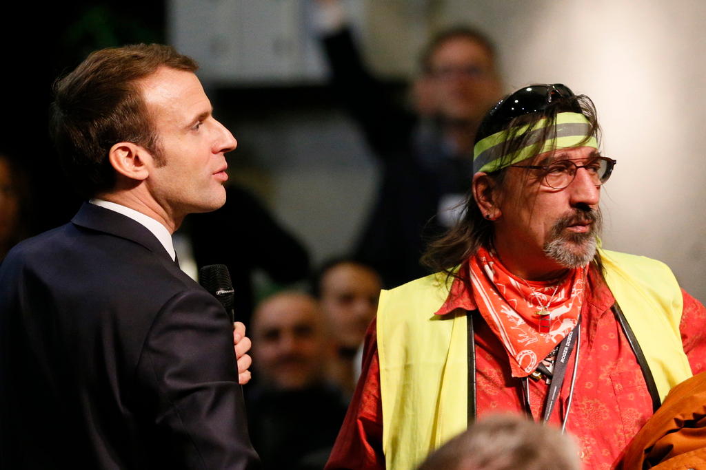 Macron avec un gilet jaune