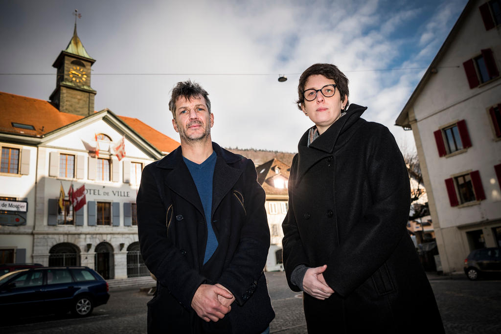 Oriane Grimm et Arnaud Forster devant la mairie de Moutier