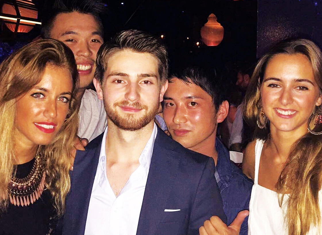 作者和同学一起体验夜上海