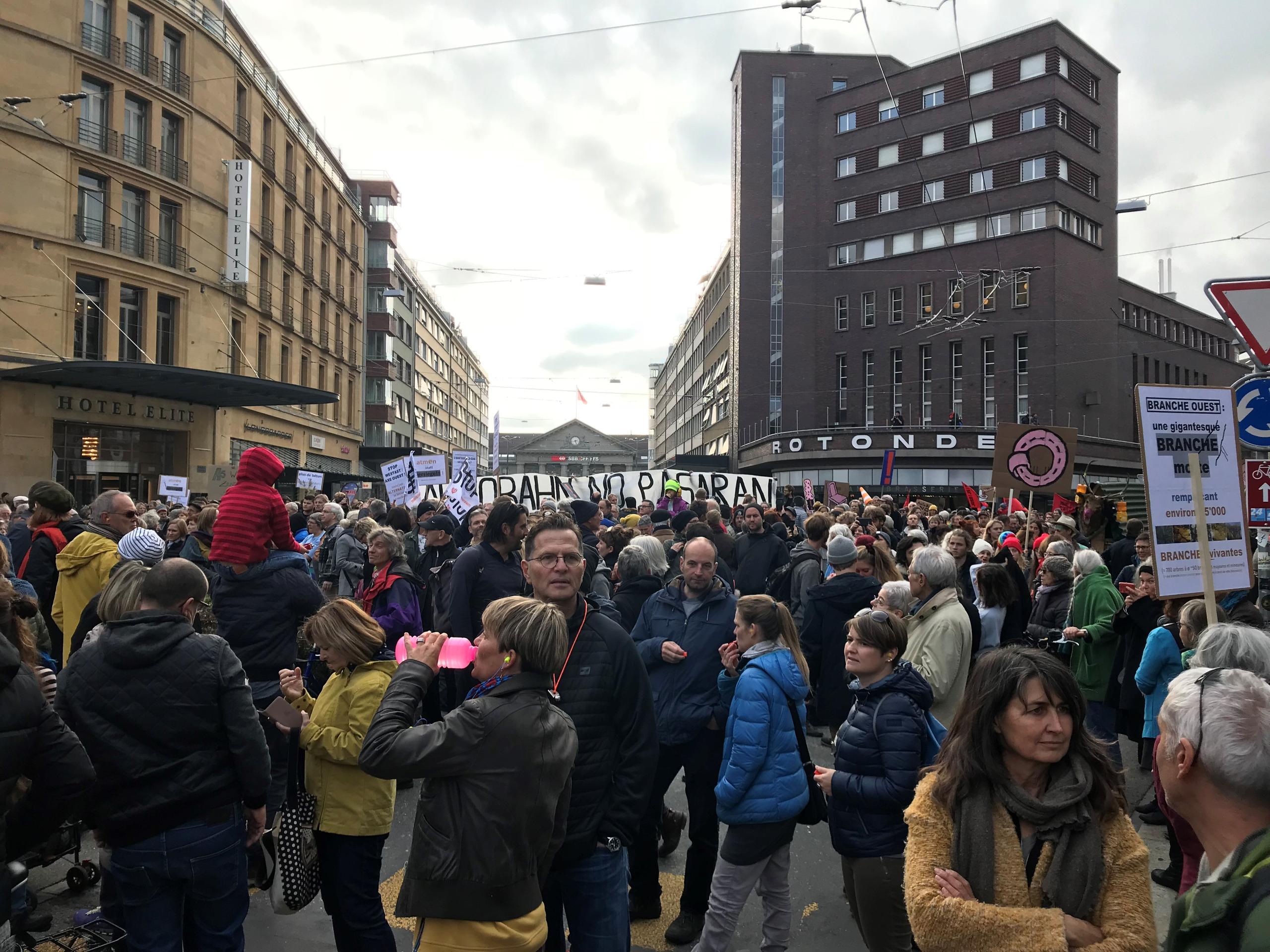 Manifestantes en Biel.