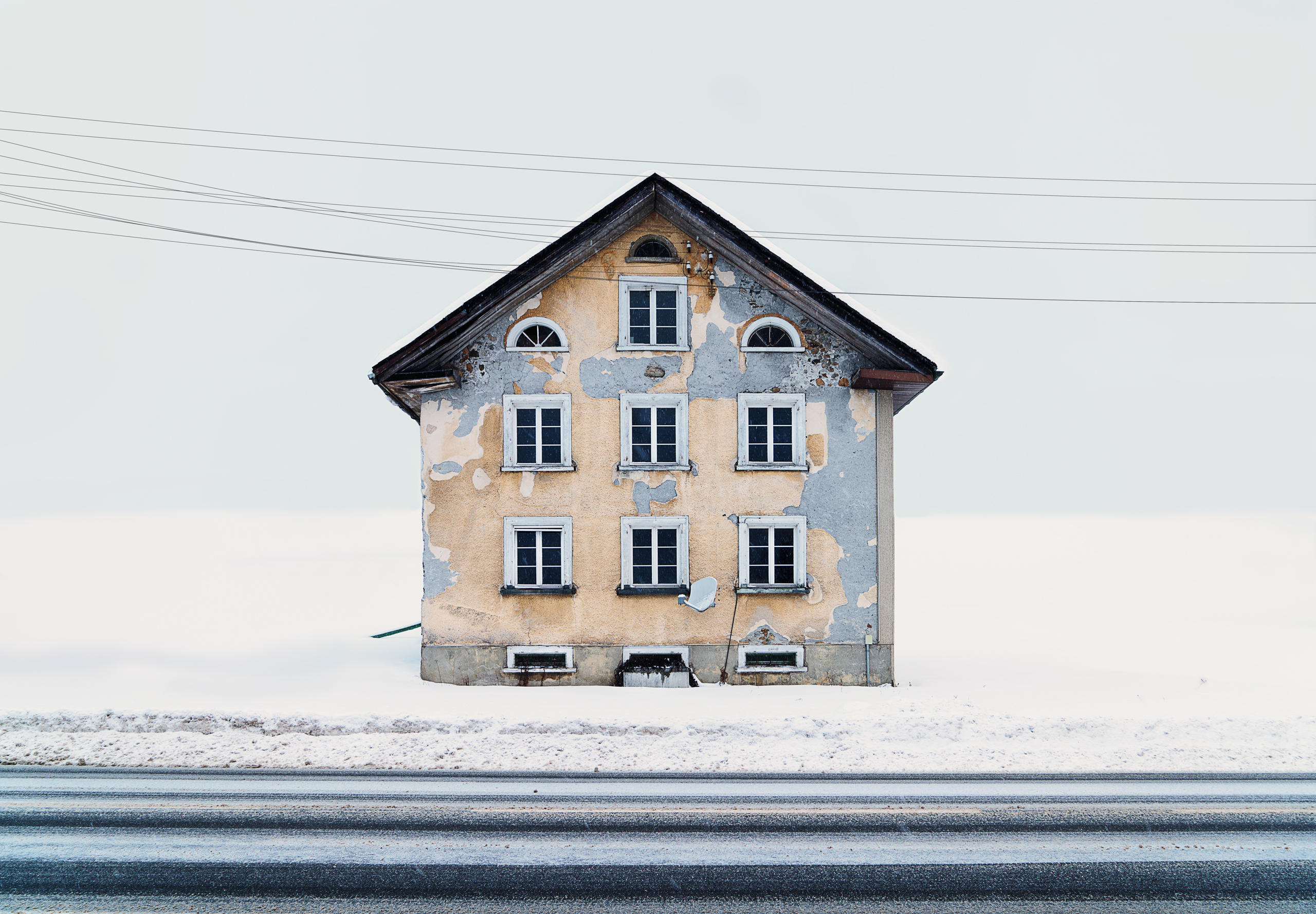 Chalet orange et décrépi sur une route principale