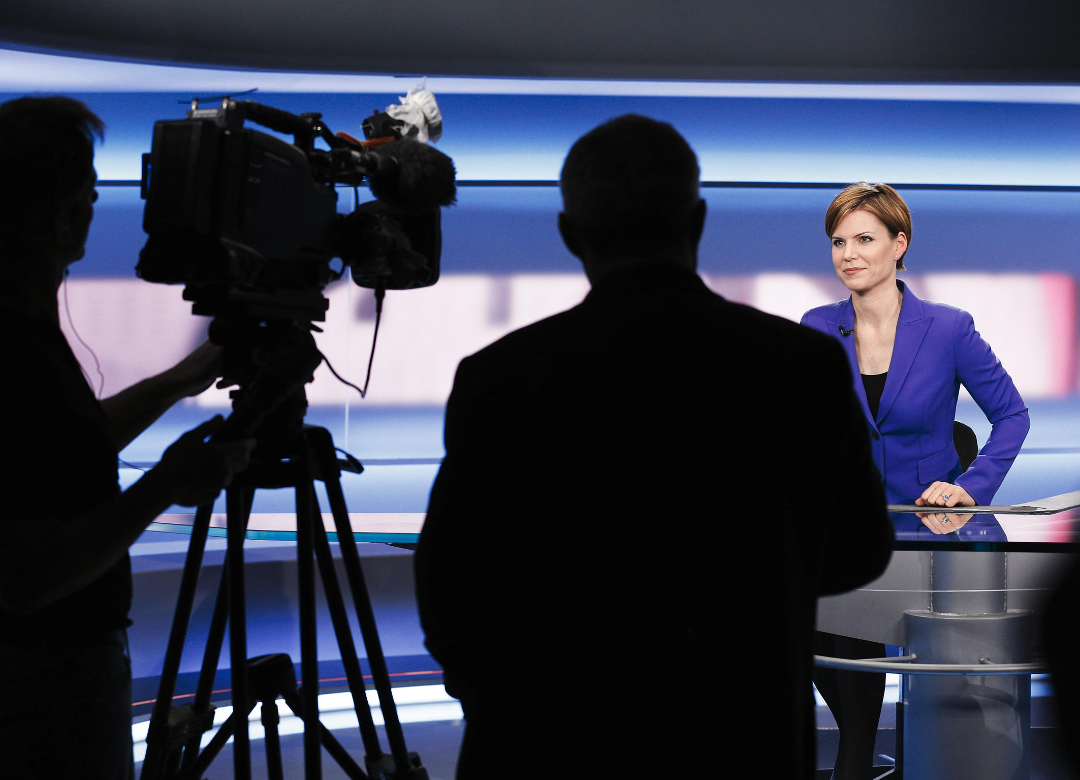 Frau im TV Studio.