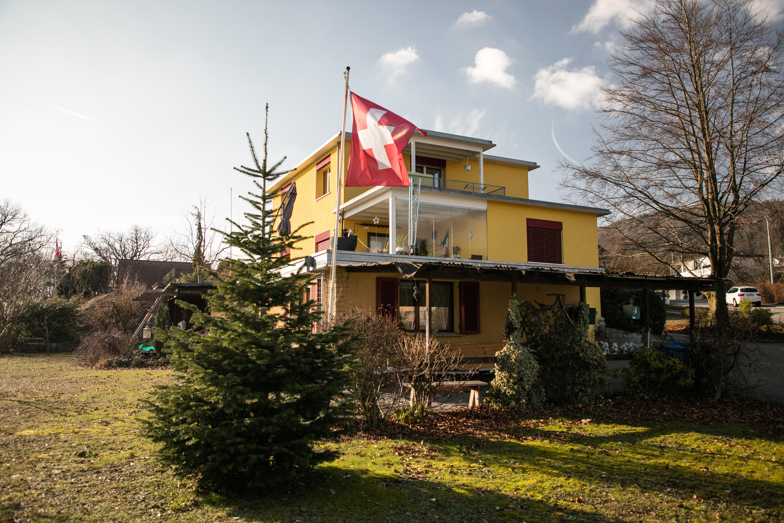 Aussenansicht des gelben Einfamilienhauses