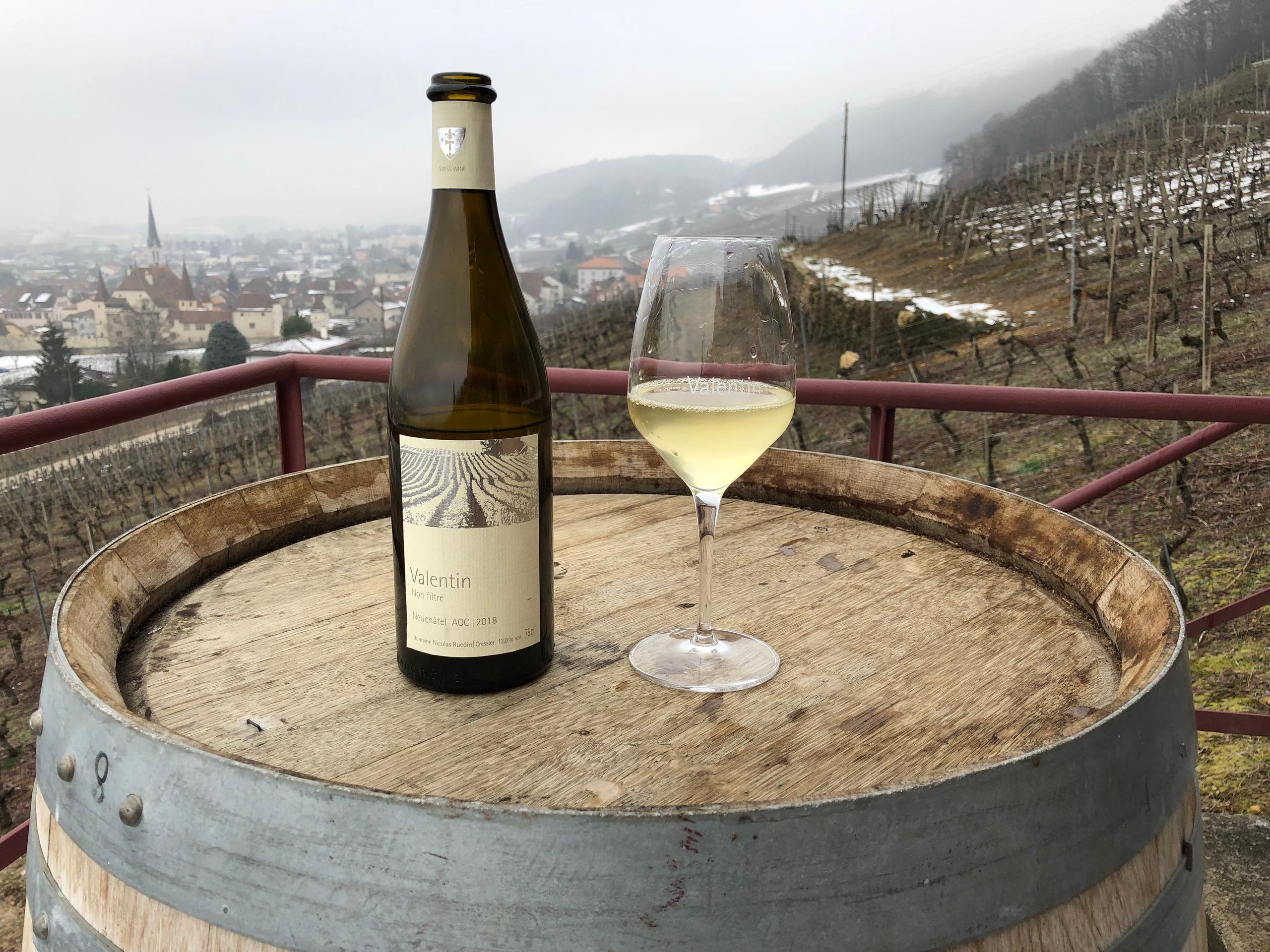 Une bouteille de vin et un verre sur un tonneau